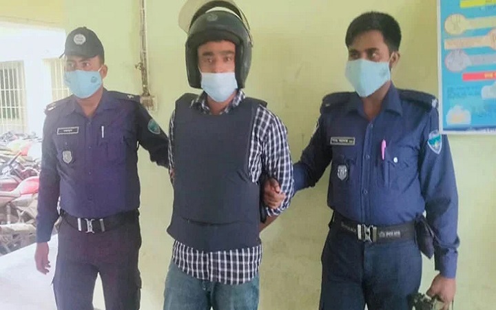 প্রবাসীর স্ত্রীকে ধর্ষণ : ধর্ষকের বাড়ি থেকে অস্ত্র,গুলি ও মাদক উদ্ধার