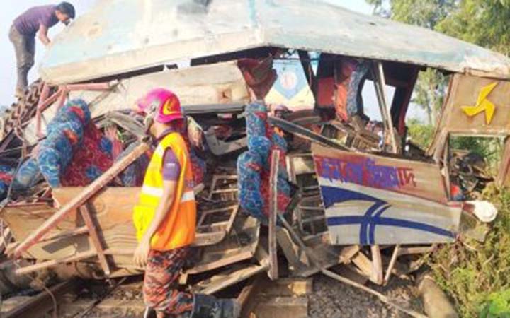 ট্রেনের সঙ্গে বাসের ধাক্কায় এক নারী শ্রমিক নিহত, উত্তরবঙ্গের সঙ্গে রেল চলাচল বন্ধ