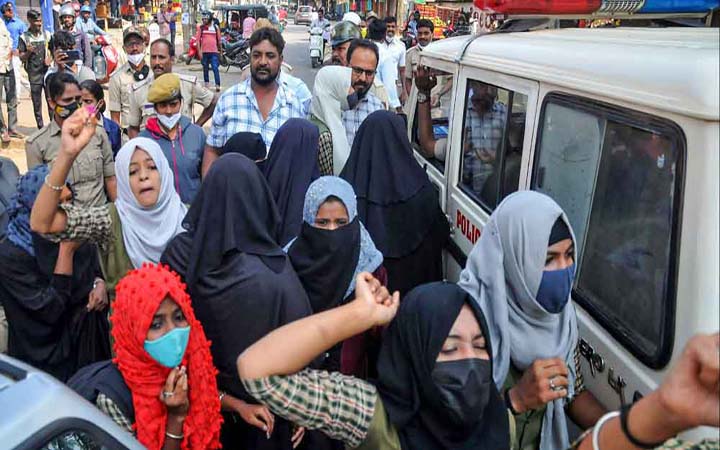 হিজাবের পক্ষে বিক্ষোভ, কর্নাটকের ৫৮ ছাত্রী বহিষ্কার