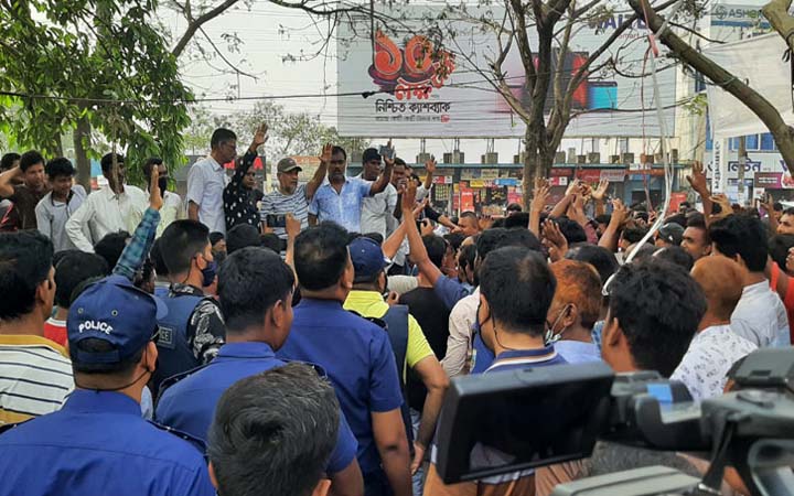 পাবিপ্রবির  হলে নিয়ে বাসের সুপারভাইজারকে নির্যাতন!