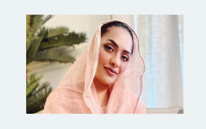 শোবিজকে বিদায় জানালেন মডেল আমব্রিন