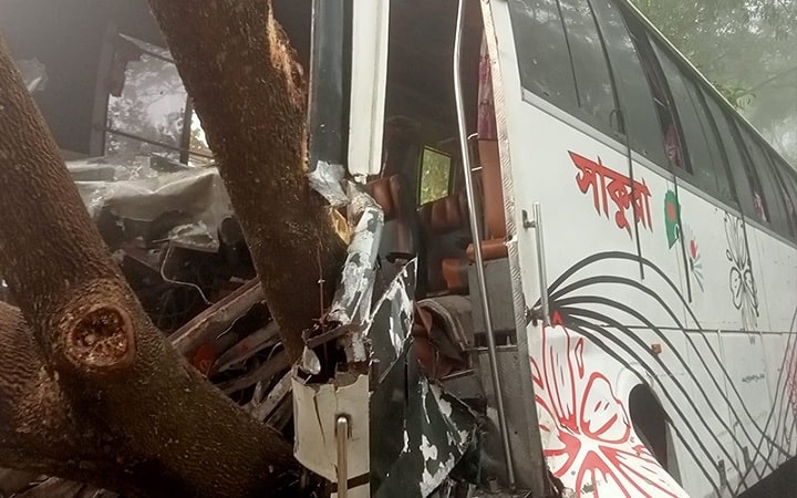 বরিশালে বাস-ট্রলির সংঘর্ষে নিহত ২