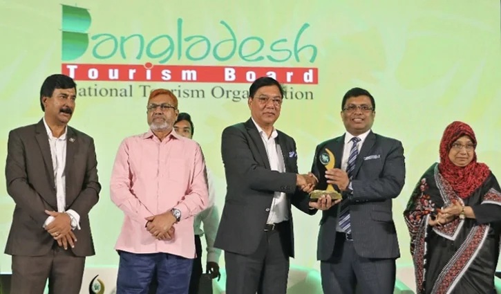 ‘বর্ষসেরা টেকসই পর্যটন উদ্যোগ’ পুরস্কার পেলেন শাখাওয়াত হোসেন