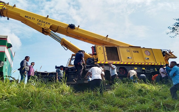 রংপুর এক্সপ্রেস ট্রেনের উদ্ধার কাজ শুরু
