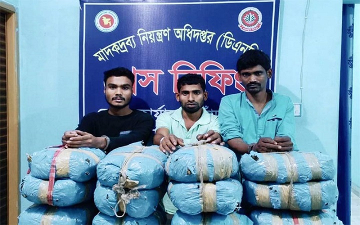 ৪০ কেজি গাঁজাসহ চাঁদপুরে আটক ৩