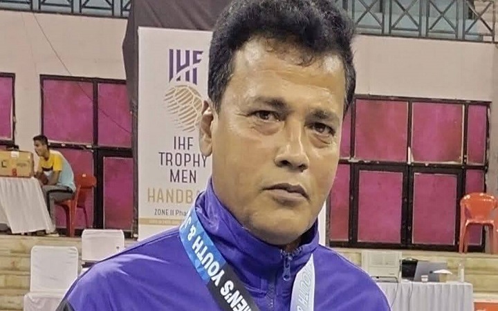 ক্রিকেট খেলতে খেলতে চিরবিদায় নিলেন হ্যান্ডবলের কারিগর