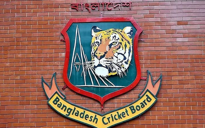 ঢাকা লিগ চলাকালীন মাঠের পাশে থাকবে আইসিইউ অ্যাম্বুলেন্স