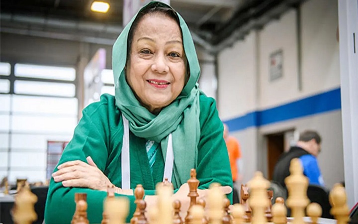 শোক কাটিয়ে ৮৩ বছর বয়সেও দাবায় সফল রাণী হামিদ