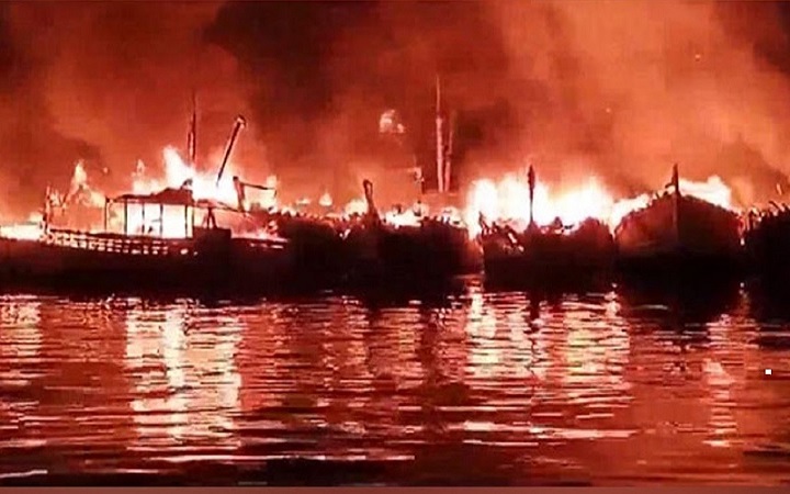 ভারতে মৎস্য বন্দরে ভয়াবহ আগুন, ৪০ নৌকা পুড়ে ছাই