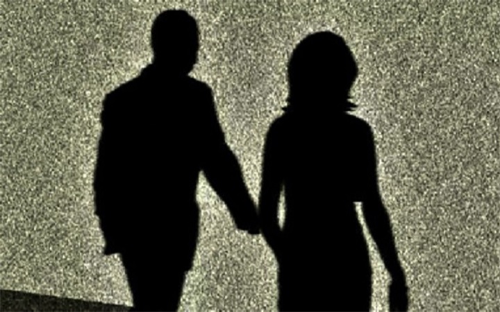 শিক্ষকের সঙ্গে কলেজছাত্রীর অনৈতিক সম্পর্ক, এলাকায় তোলপাড়