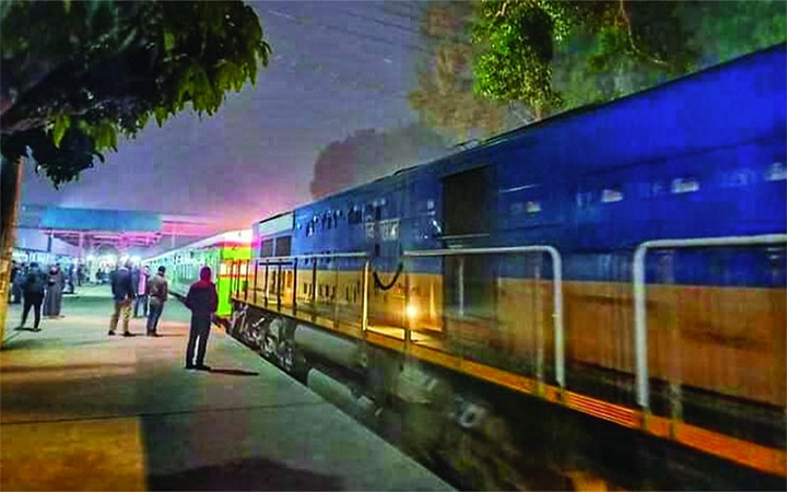 কুমিল্লার লাকসামে সোনার বাংলা এক্সপ্রেস ট্রেন বিকল