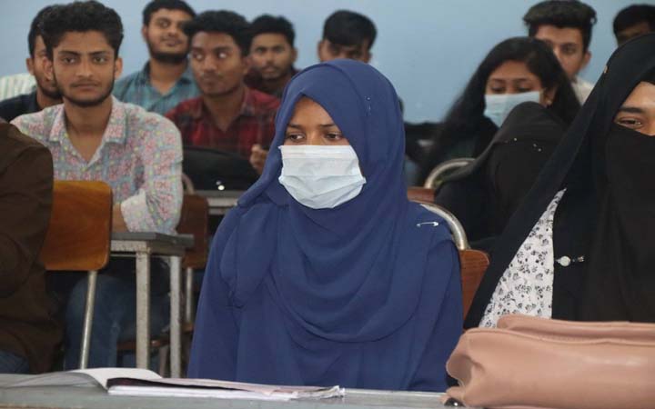 ইবিতে ছাত্রী নির্যাতন : ২৮ দিন পর ক্লাসে ফিরলেন ভুক্তভোগী