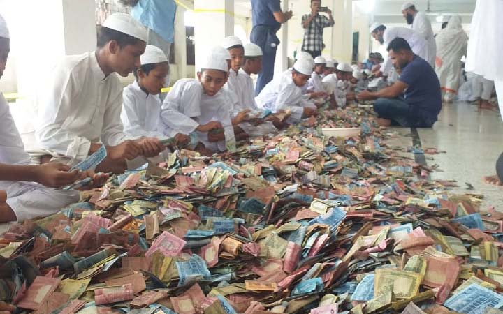 পাগলা মসজিদের দানবাক্সে মিলেছে ১৯ বস্তা টাকা, চলছে গণনা
