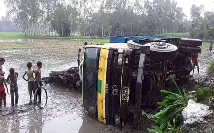 রংপুরে রডবোঝাই ট্রাক উল্টে ৪ শ্রমিকের মৃত্যু