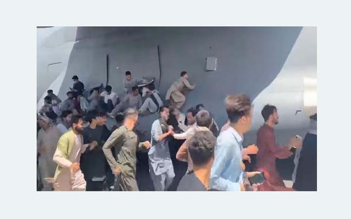 কাবুল ছাড়তে মরিয়া যাত্রীরা উড়ন্ত বিমানে লাফিয়ে উঠছেন