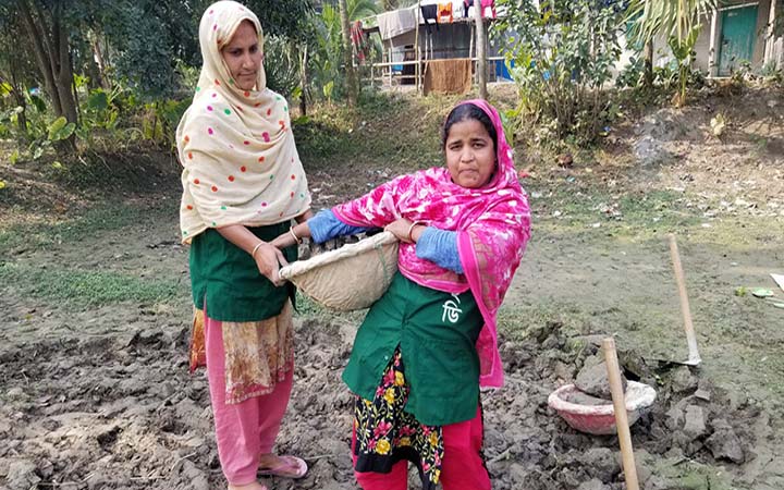 পরিশ্রমী নারী ইউপি সদস্য ববিতা আজো মাটি কেটে সংসার চালান