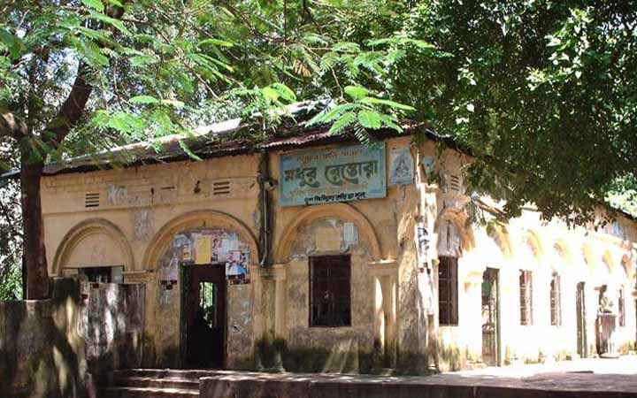 আজও  মধুর ক্যান্টিনে ককটেল বিষ্ফোরণ