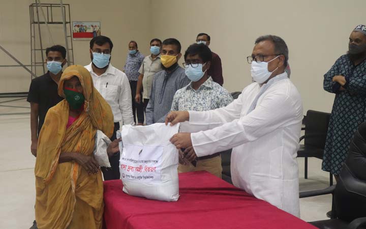 বঙ্গমাতার জন্মদিনে যবিপ্রবির খাদ্যসামগ্রী বিতরণ