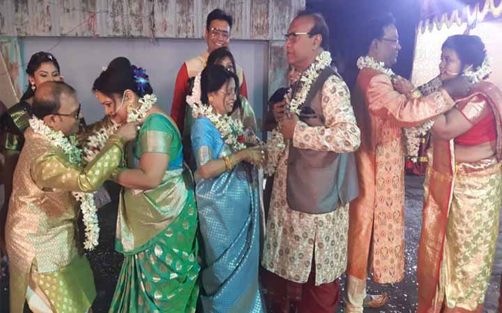 বিয়ে ৬ ভাই-বোনের, বাসর সাজালো নাতি-নাতনিরা