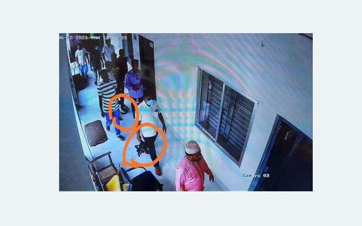 পাবনা গণপূর্ত ভবনে অস্ত্রের মহড়া : সেই দুই আ.লীগ-যুবলীগ নেতার অস্ত্রের লাইসেন্স বাতিল