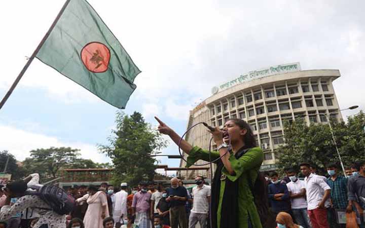 গৃহবধূকে বিবস্ত্র করে নির্যাতন, শাস্তির দাবিতে উত্তাল রাজপথ