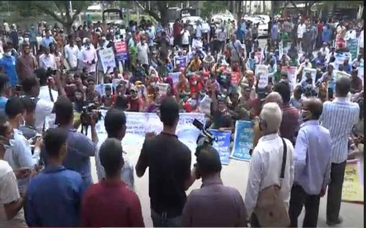 টিআরএম চালুর দাবিতে যশোরে জেলা প্রশাসকের কার্যালয়ে দুর্গতদের অবস্থান কর্মসূচি