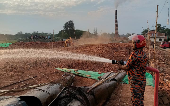 লক্ষ্মীপুরে ৫ ইটভাটা মালিকের ২০ লাখ টাকা জরিমানা