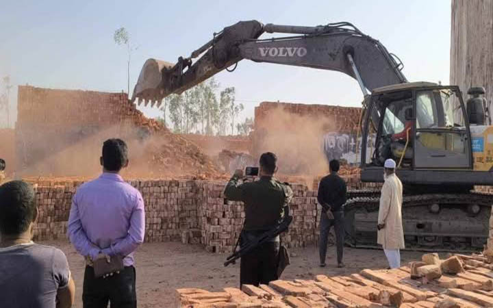 রংপুরে দুই দিনে ২৬ ইটভাটা গুঁড়িয়ে দিলো প্রশাসন