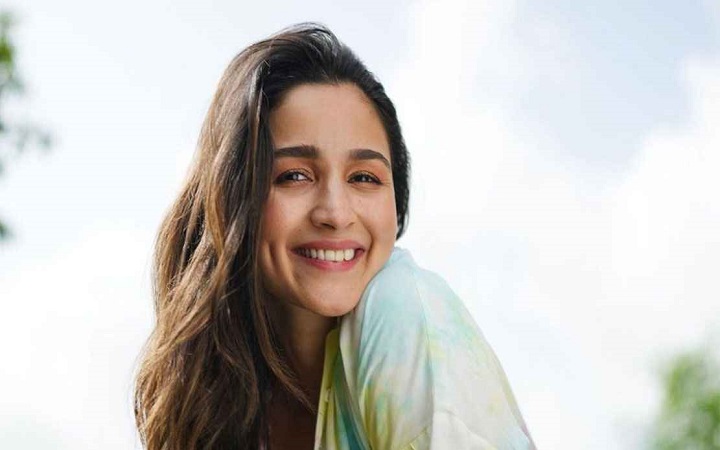 সন্তানকে বুকের দুধ খাইয়ে যে সুফল পেয়েছেন আলিয়া ভাট