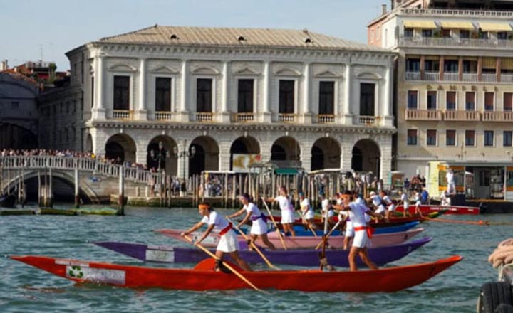 ভেনিসে ঐতিহাসিক নৌকা বাইচ