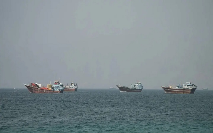 ওমান উপকূলে পণ্যবাহী জাহাজে হামলা