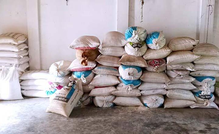 পুলিশ দেখে পালালেন ব্যবসায়ী, ভিজিডি-ভিজিএফের ৬৪ বস্তা চাল জব্দ