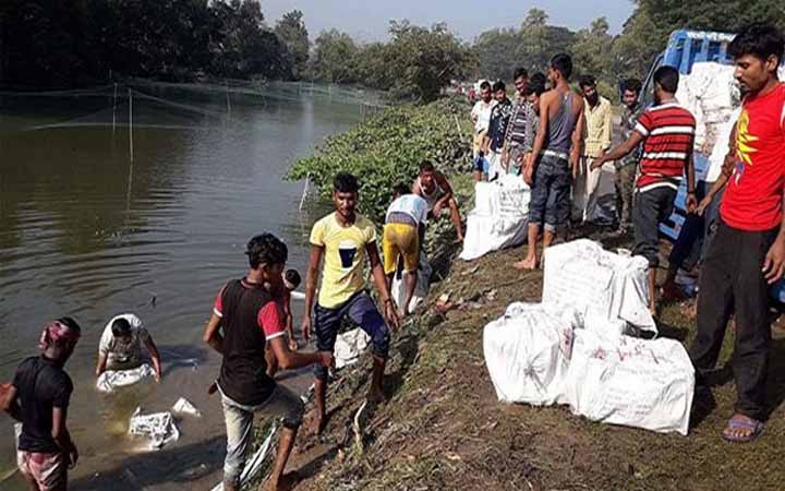 কুমিল্লায় ট্রাক খাদে পড়ে নিহত ২