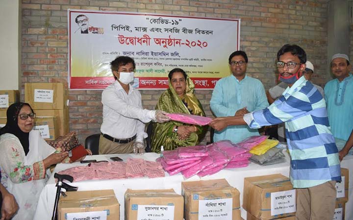পিপিই, মাস্ক ও সবজি বীজ বিতরণ করলো অনন্য