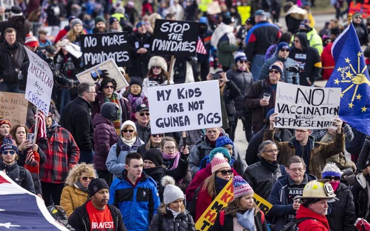 টিকা বাধ্যতামূলক করায় ওয়াশিংটনে হাজারো লোকের সমাবেশ