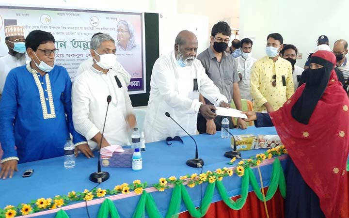 চাটমোহরে দুস্থদের মধ্যে ১২.১০ লাখ টাকার চেক বিতরণ