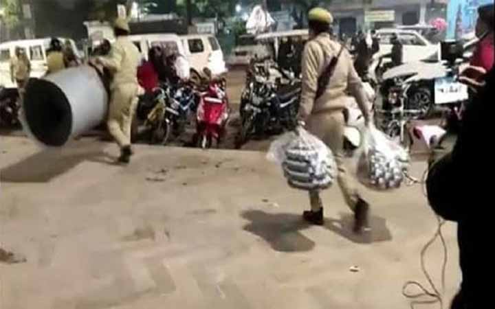শীতের রাতে আন্দোলনকারীদের কম্বল কেড়ে নিল ভারতীয় পুলিশ