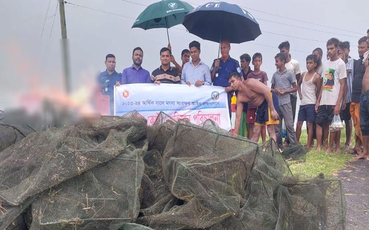 ইটনায় ২ লাখ টাকার নিষিদ্ধ জাল পুড়িয়ে ধ্বংস
