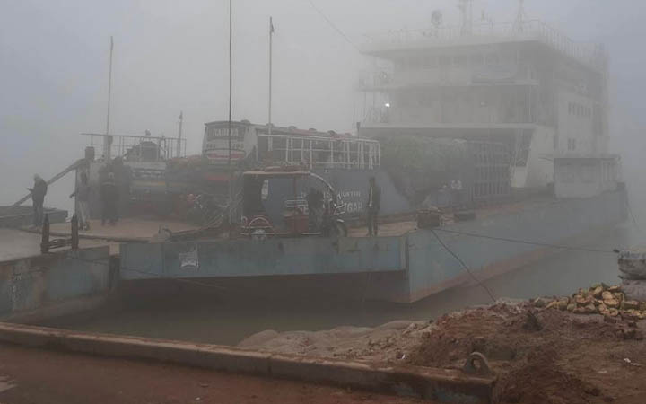 ফাল্গুনের ঘন কুয়াশায় দৌলতদিয়া-পাটুরিয়া নৌরুটে ফেরি বন্ধ