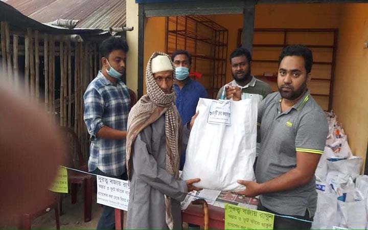 পাবনায় ‘মানবতার দৃষ্টি’র খাদ্য ও ইফতার সামগ্রী বিতরণ