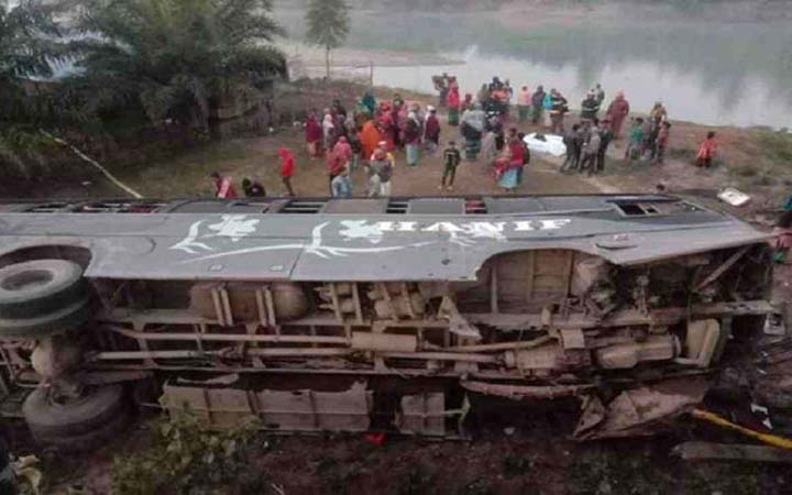 ভারতে বাস উল্টে নিহত ৮