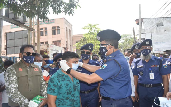 পাবনায় করোনা ভাইরাস সংক্রমণ রোধে পুলিশের উদ্বুদ্ধকরণ কর্মসূচি পালন