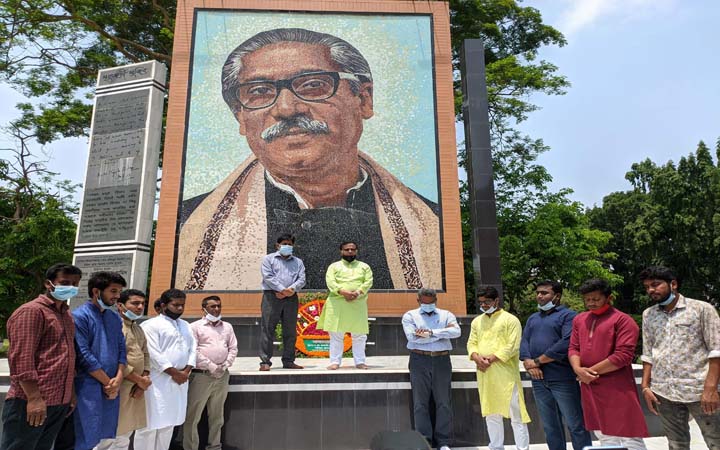 মুজিব ম্যুরালে ফুল দিয়ে ইবির নতুন কোষাধ্যক্ষের কার্যক্রম শুরু