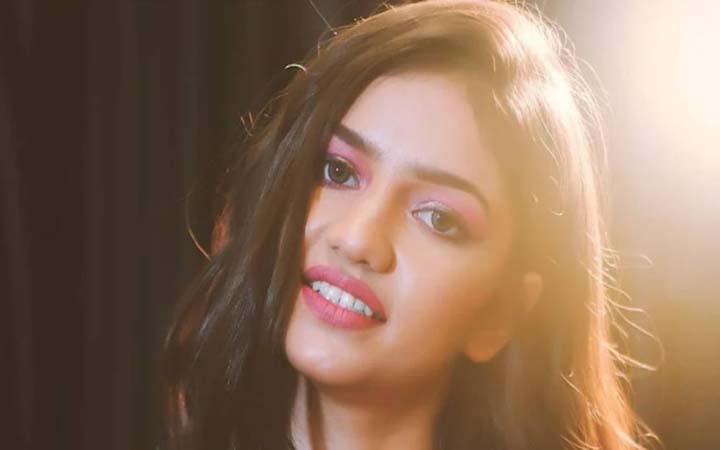 ছাদ থেকে  লাফিয়ে আত্মহত্যার চেষ্টা মডেলের