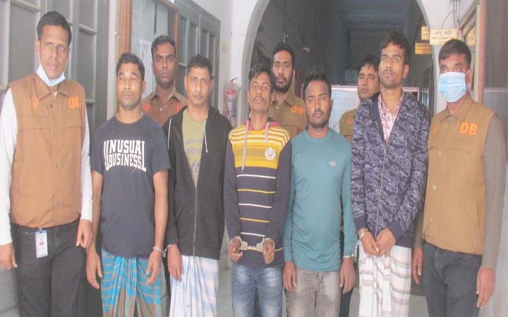 ময়মনসিংহে ডাকাতি, গাজীপুর থেকে লুণ্ঠিত মালামালসহ গ্রেফতার ৫