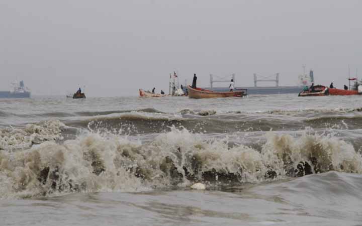 সন্ধ্যায় খুলনায় আঘাত হানবে বুলবুল