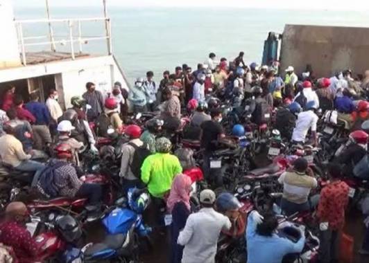 ঈদ ঘিরে ফেরিঘাটে বাড়ছে চাপ