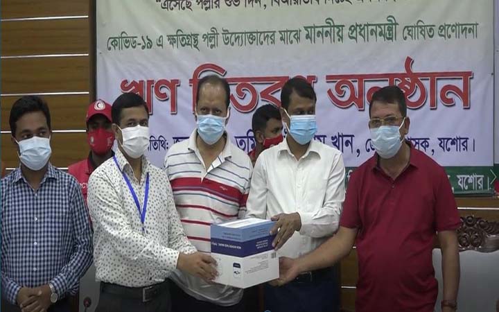 করোনা চিকিৎসায় অক্সিজেন সিলিন্ডার ও কনসেনট্রেটর দিল যশোর চেম্বার অব কমার্স