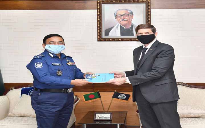 পুলিশকে মার্কিন দূতাবাসের করোনা মোকাবেলার সরঞ্জাম প্রদান
