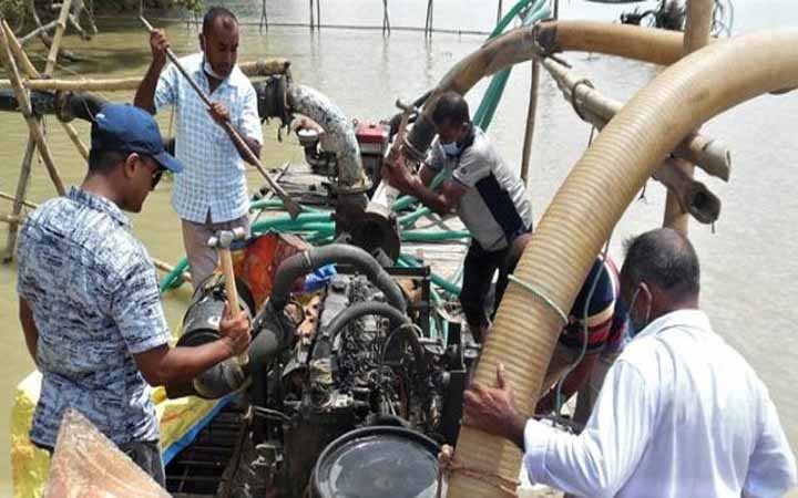 অবৈধভাবে বালু উত্তোলন : পাবনায় ১০টি ড্রেজার ধ্বংস, আটক ৩